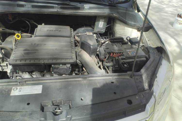 Used Volkswagen Santana 2015 1.6L Automatic Fashion Edition Engine Bay Left
