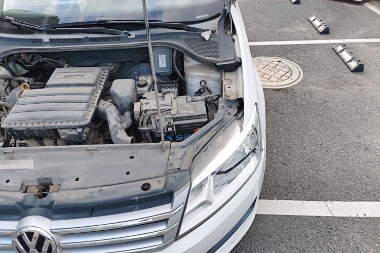 Used Volkswagen Santana 2015 1.6L Manual Fashion Edition Engine Bay Left
