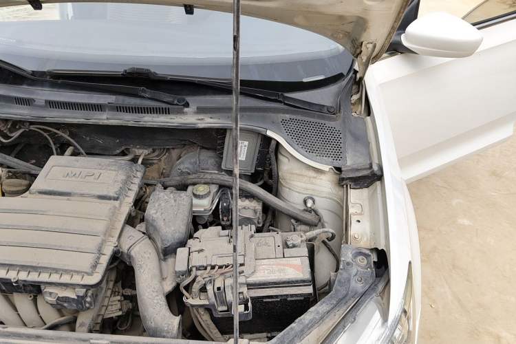 Used Volkswagen Santana 2015 1.6L Manual Fashion Edition Engine Bay Left