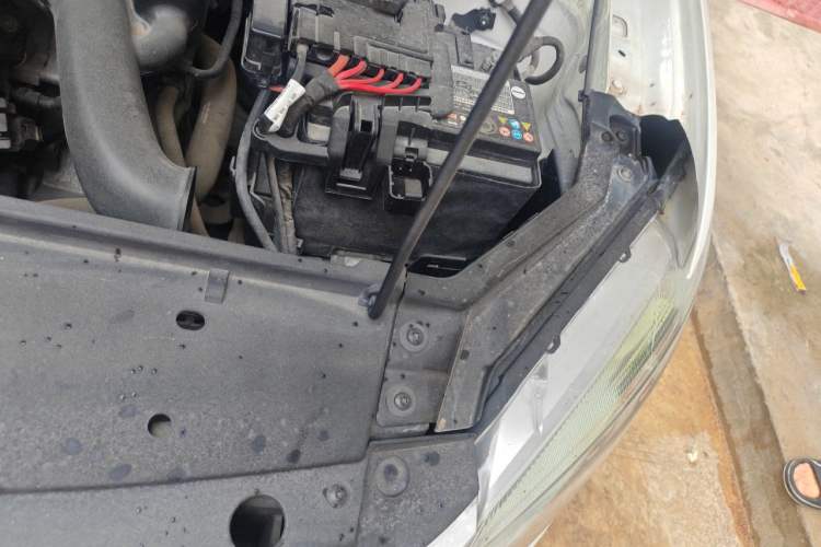 Used Volkswagen Santana 2015 1.6L Manual Fashion Edition Engine Bay Left