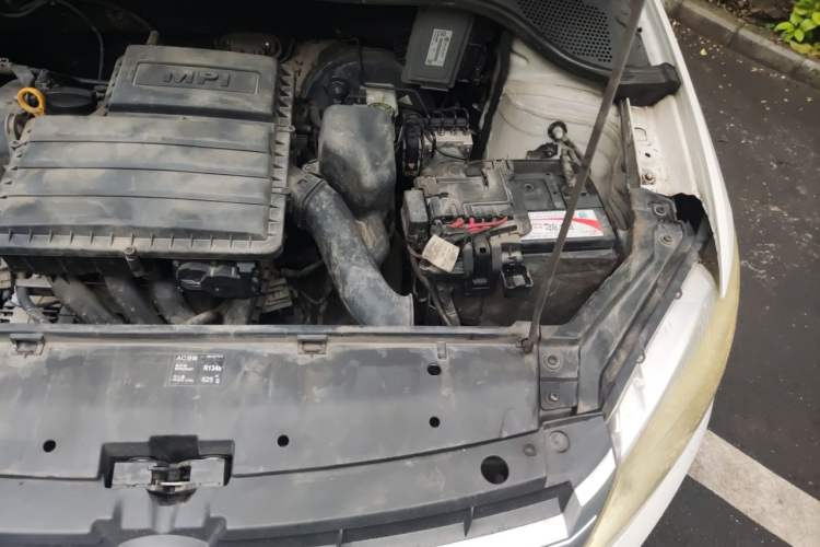 Used Volkswagen Santana 2015 1.6L Manual Fashion Edition Engine Bay Left