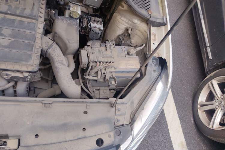 Used Volkswagen Santana 2015 1.6L Manual Fashion Edition Engine Bay Left