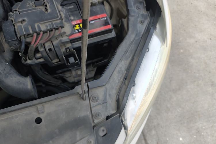 Used Volkswagen Santana 2015 1.6L Manual Fashion Edition Engine Bay Left