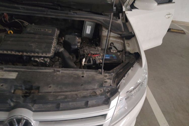 Used Volkswagen Santana 2015 1.6L Manual Fashion Edition Engine Bay Left