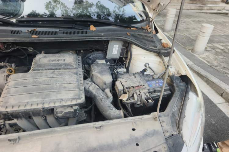 Used Volkswagen Santana 2015 1.6L Manual Comfort Edition Engine Bay Left