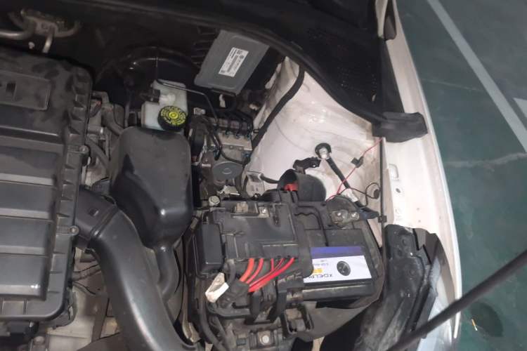 Used Volkswagen Santana 2015 1.6L Manual Fashion Edition Engine Bay Left