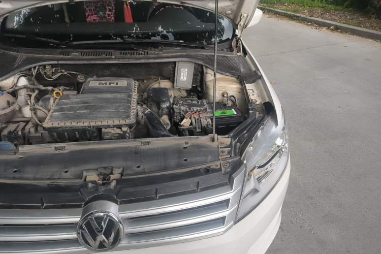 Used Volkswagen Santana 2015 1.6L Manual Fashion Edition Engine Bay Left