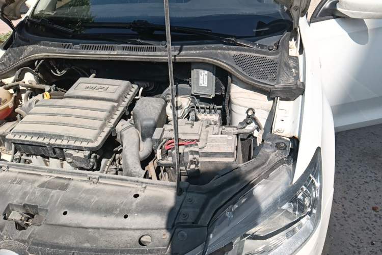 Used Volkswagen Santana 2015 1.6L Manual Fashion Edition Engine Bay Left