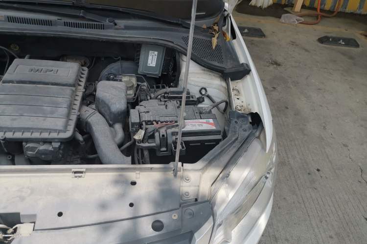 Used Volkswagen Santana 2015 1.6L Automatic Comfort Edition Engine Bay Left