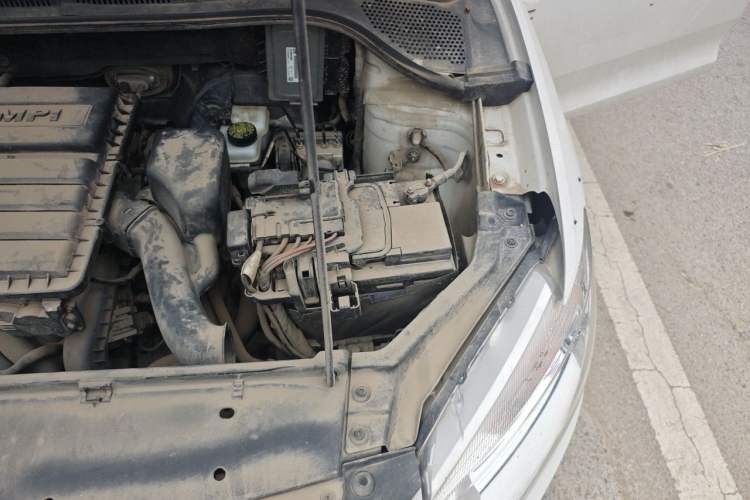 Used Volkswagen Santana 2015 1.6L Manual Fashion Edition Engine Bay Left