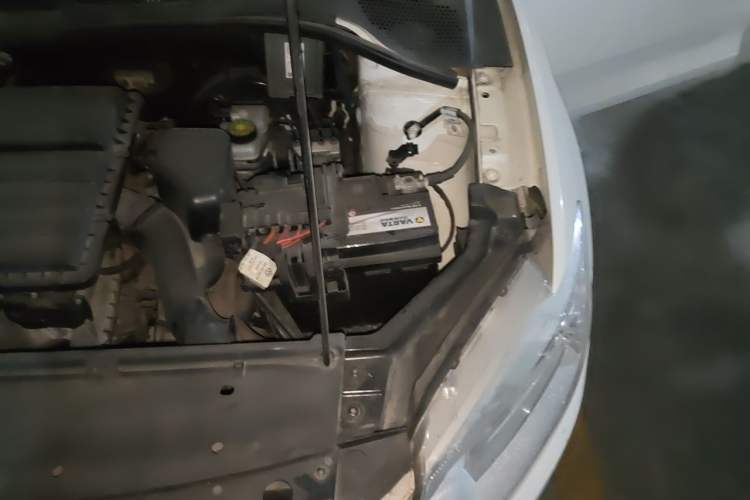 Used Volkswagen Santana 2015 1.6L Manual Fashion Edition Engine Bay Left