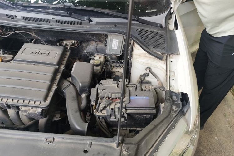 Used Volkswagen Santana 2015 1.6L Manual Fashion Edition Engine Bay Left