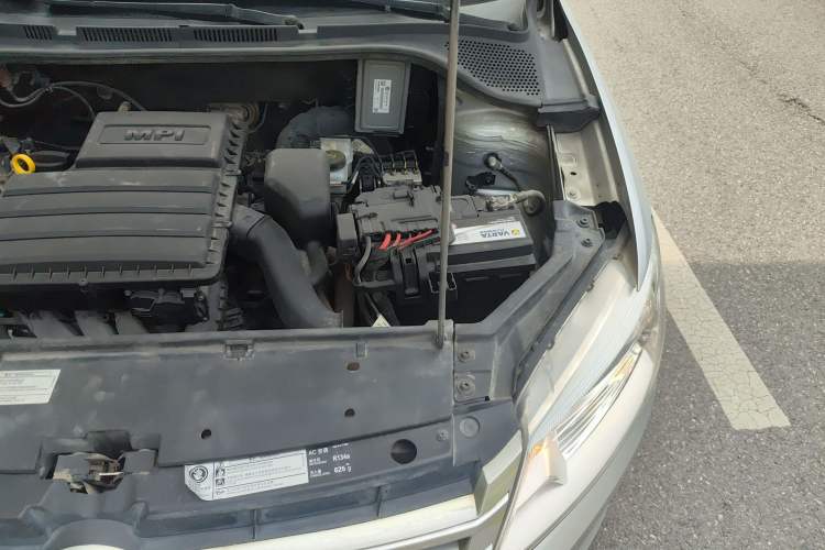 Used Volkswagen Santana 2015 1.6L Manual Fashion Edition Engine Bay Left