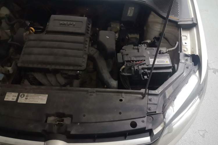 Used Volkswagen Santana 2015 1.6L Manual Comfort Edition Engine Bay Left