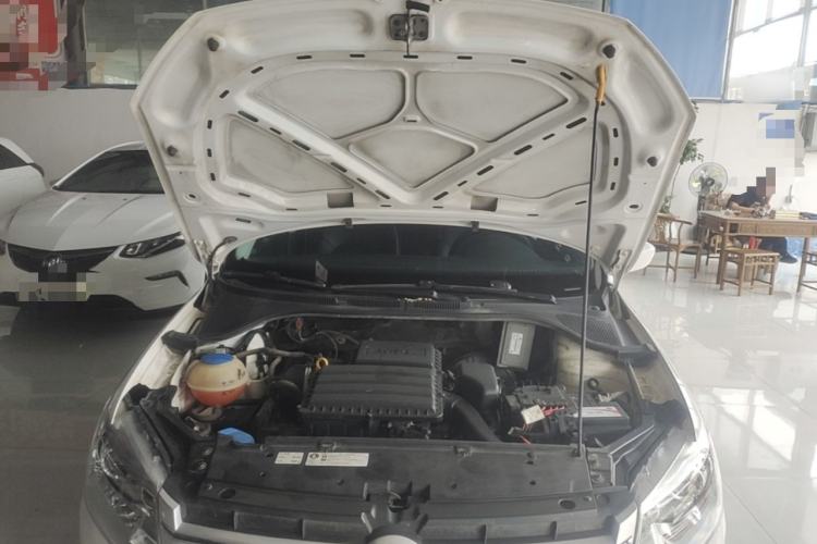 Used Volkswagen Santana 2015 1.6L Manual Comfort Edition Engine Bay