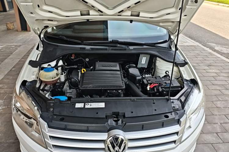 Used Volkswagen Santana 2015 1.6L Manual Fashion Edition Engine Bay