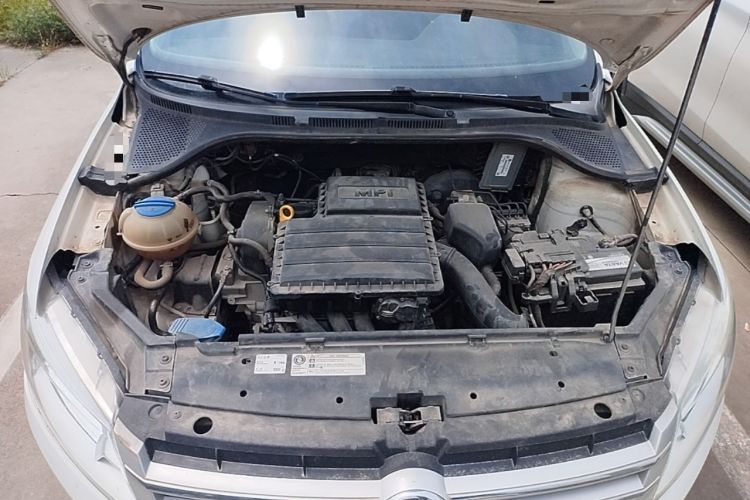 Used Volkswagen Santana 2015 1.6L Manual Comfort Edition Engine Bay