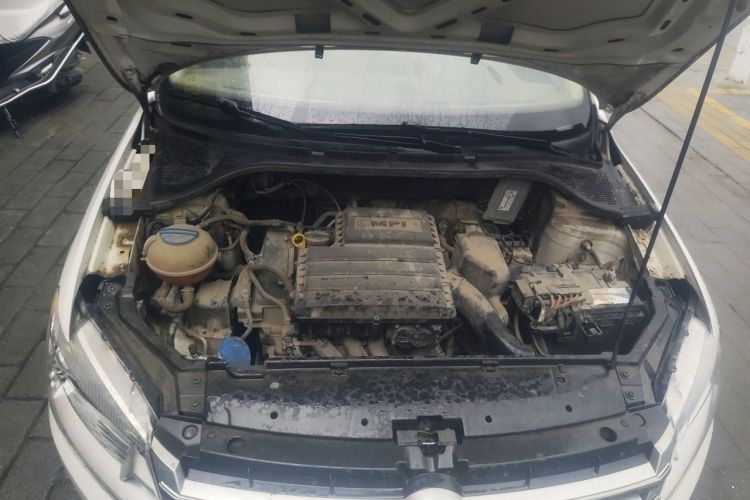 Used Volkswagen Santana 2015 1.6L Manual Fashion Edition Engine Bay