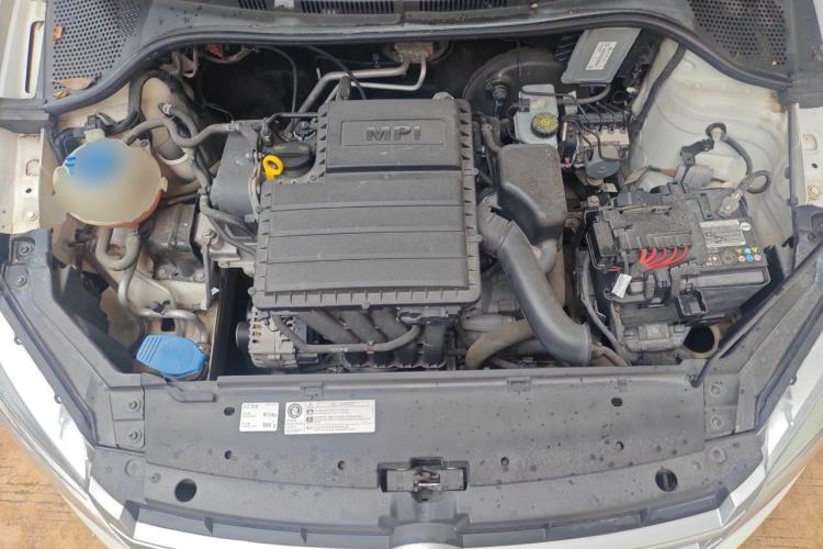 Used Volkswagen Santana 2015 1.6L Manual Fashion Edition Engine Bay
