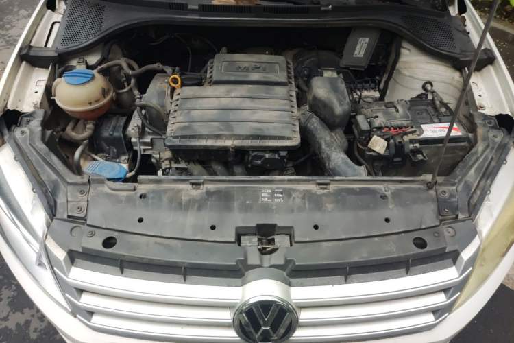 Used Volkswagen Santana 2015 1.6L Manual Fashion Edition Engine Bay