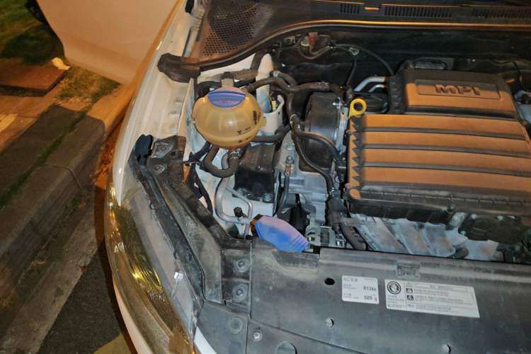 Used Volkswagen Santana 2015 1.6L Manual Comfort Edition Engine Bay Right