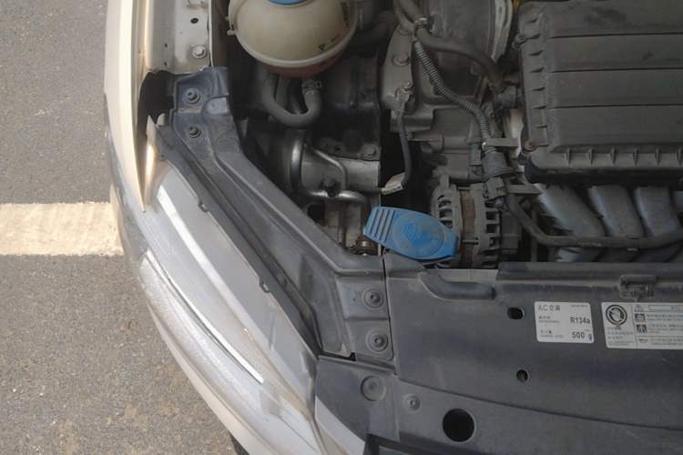 Used Volkswagen Santana 2015 1.6L Manual Fashion Edition Engine Bay Right
