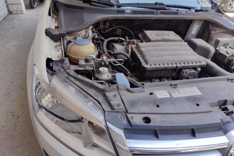 Used Volkswagen Santana 2015 1.6L Manual Comfort Edition Engine Bay Right
