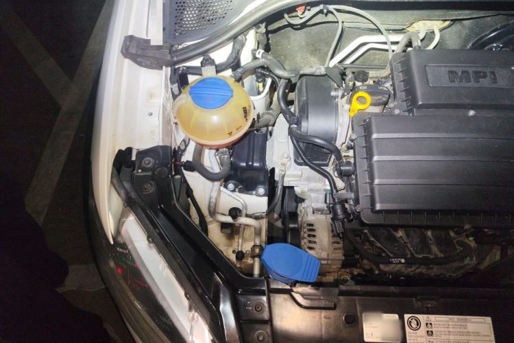 Used Volkswagen Santana 2015 1.6L Manual Comfort Edition Engine Bay Right