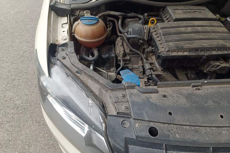 Used Volkswagen Santana 2015 1.6L Manual Fashion Edition Engine Bay Right