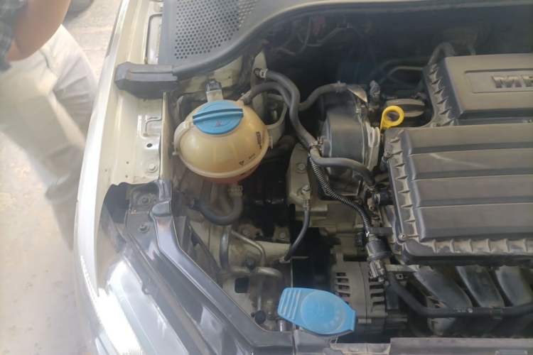 Used Volkswagen Santana 2015 1.6L Manual Fashion Edition Engine Bay Right