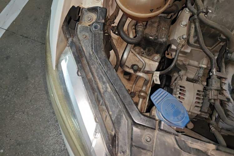 Used Volkswagen Santana 2015 1.6L Manual Comfort Edition Engine Bay Right