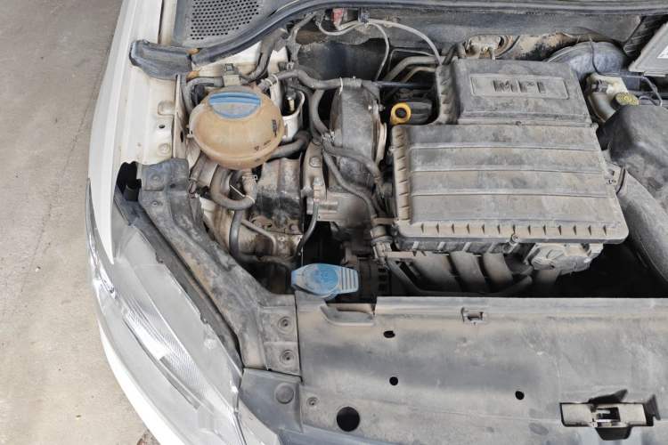 Used Volkswagen Santana 2015 1.4L Manual Comfort Edition Engine Bay Right
