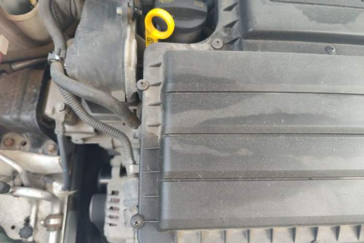 Used Volkswagen Santana 2015 1.6L Automatic Fashion Edition Engine Bay Right