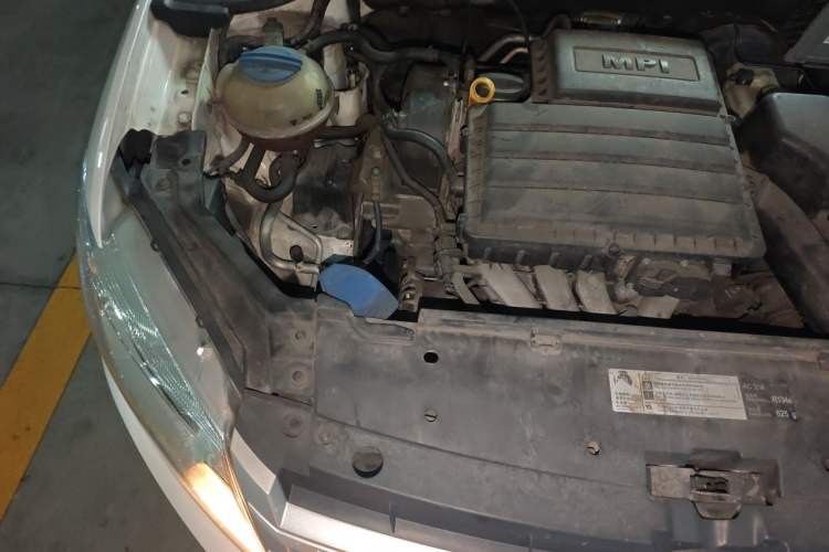 Used Volkswagen Santana 2015 1.6L Automatic Fashion Edition Engine Bay Right