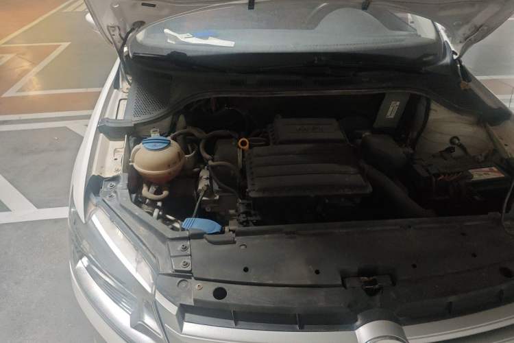 Used Volkswagen Santana 2015 1.6L Manual Fashion Edition Engine Bay Right