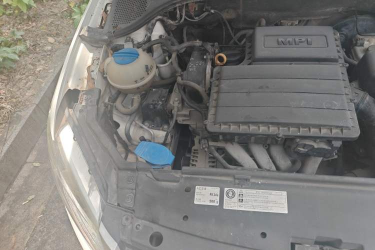 Used Volkswagen Santana 2015 1.6L Manual Comfort Edition Engine Bay Right