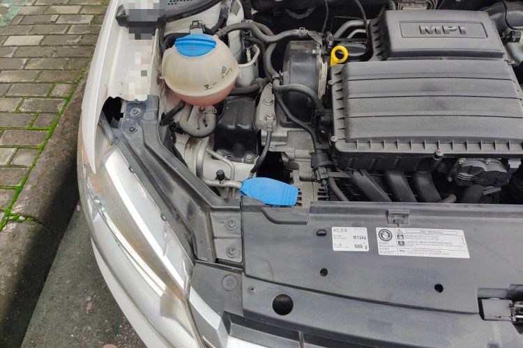 Used Volkswagen Santana 2015 1.6L Manual Comfort Edition Engine Bay Right