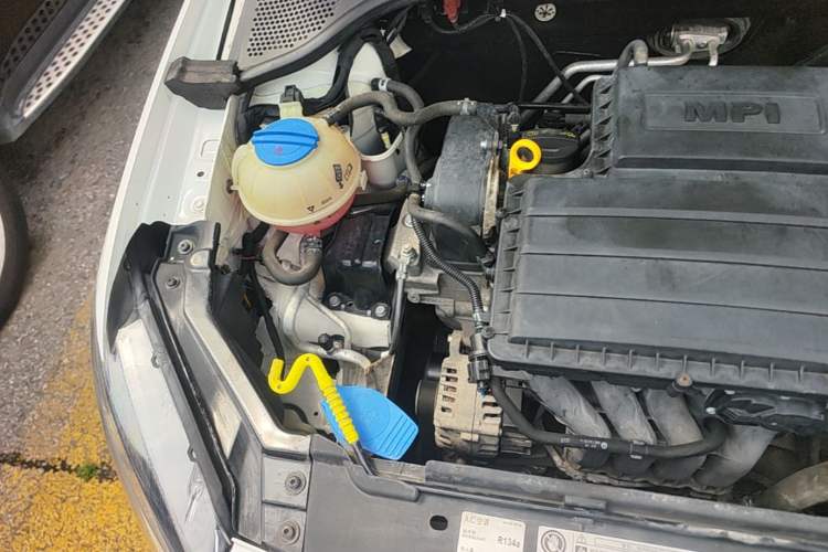 Used Volkswagen Santana 2015 1.6L Manual Fashion Edition Engine Bay Right