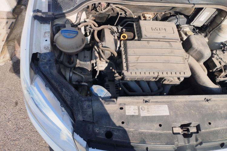 Used Volkswagen Santana 2015 1.6L Manual Fashion Edition Engine Bay Right