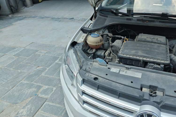 Used Volkswagen Santana 2015 1.6L Automatic Fashion Edition Engine Bay Right