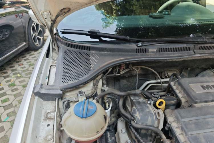 Used Volkswagen Santana 2015 1.4L Manual Fashion Edition Engine Bay Right