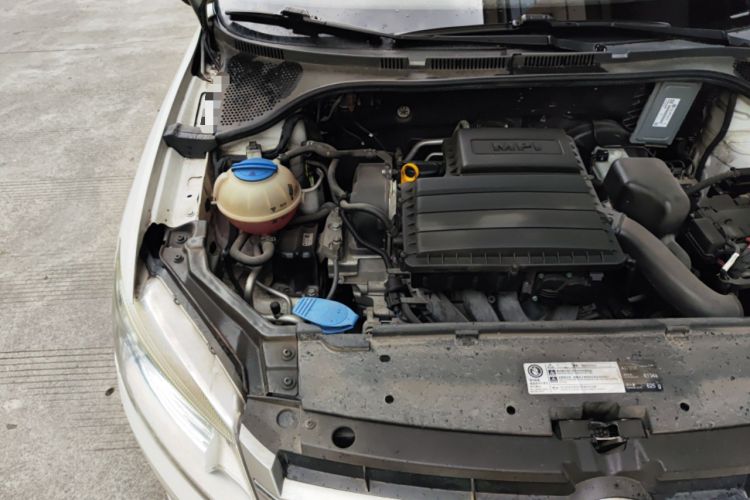 Used Volkswagen Santana 2015 1.6L Automatic Fashion Edition Engine Bay Right