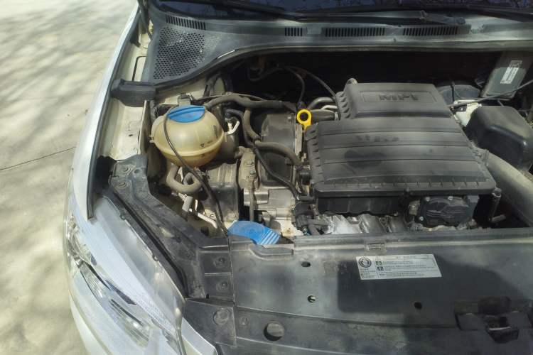 Used Volkswagen Santana 2015 1.6L Automatic Fashion Edition Engine Bay Right