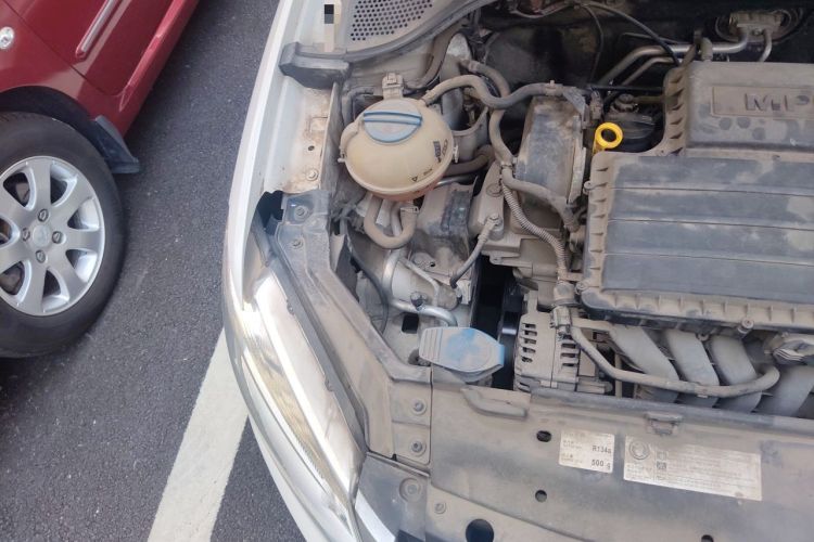Used Volkswagen Santana 2015 1.6L Manual Fashion Edition Engine Bay Right