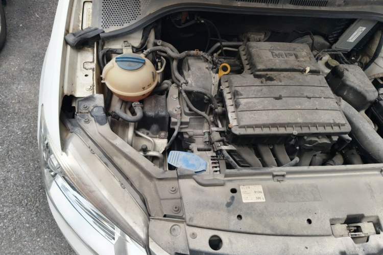 Used Volkswagen Santana 2015 1.6L Automatic Luxury Edition Engine Bay Right