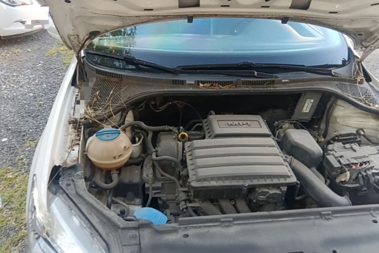 Used Volkswagen Santana 2015 1.6L Automatic Luxury Edition Engine Bay Right