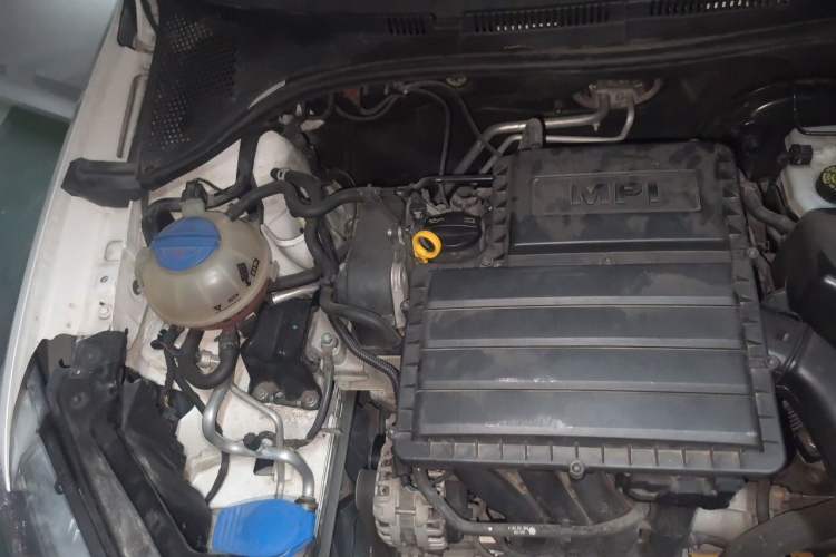 Used Volkswagen Santana 2015 1.6L Manual Fashion Edition Engine Bay Right
