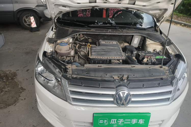 Used Volkswagen Santana 2015 1.6L Manual Fashion Edition Engine Bay Right