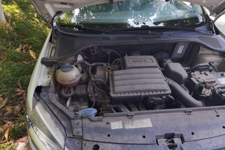 Used Volkswagen Santana 2015 1.6L Automatic Fashion Edition Engine Bay Right