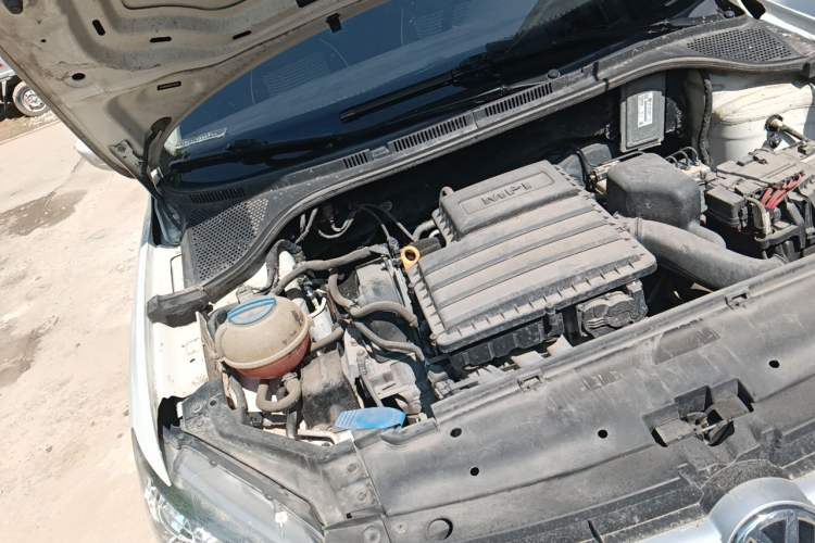 Used Volkswagen Santana 2015 1.6L Manual Fashion Edition Engine Bay Right